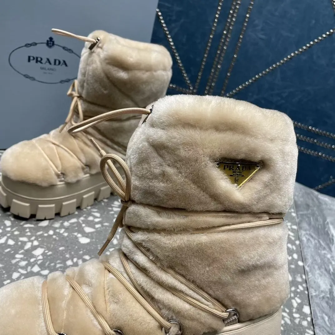 👟👟Ex-factory price 700👟👟 The highest version on the market, Prada's king style, snow boots, ski boots, chubby, so cute and cute →_→ From the Prada limited series, unique. Shiny nylon Oblique upper with criss-cross straps for an ideal fit. The boots are made of technical fabric and have a short-cut version. They can be worn in the city or in the mountains. They make the calves slimmer, taller, warmer and have a concave shape. The boots and soles use the original waterproof effect. The size is 35-40. 41Customized